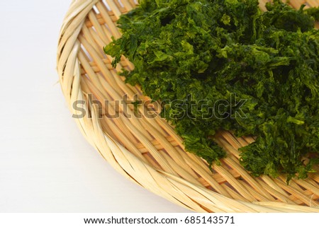 When you eat it in miso soup or other soup, it is fragrant and very delicious. / A dried food substance made of seaweed