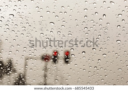Drop rain on the windshield.