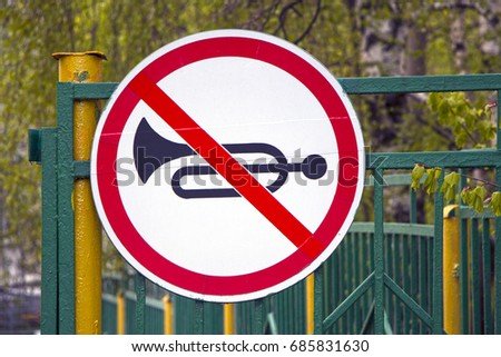 Sign "Do not ring" on the fence of the hospital