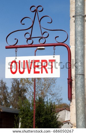 sign with markings open in French : ouvert