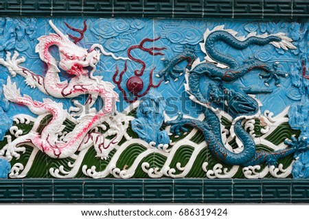 The panel with Chinese-style dragons made of ceramics