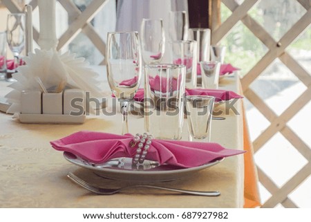 Table setting at a luxury wedding decorated with Pink wipes.
