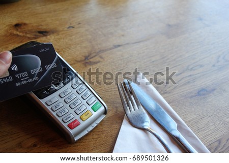 tap go pay credit card coronavirus covid 19 ban concept -contactless payment card pdq background copy space with hand holding credit card to pay at cafe restaurant  smartcard chip pin stock photograph