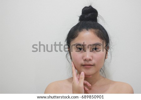 Asian woman with perfect skin portrait. Beautiful thai spa girl showing empty copy space on the open hand palm for text. proposing a product. Gestures for advertisement. beauty and spa. 