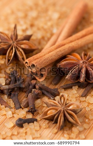 Spices and brown sugar (cinnamon, brown sugar, clove).