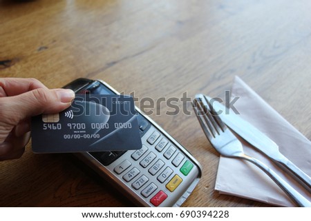 tap card pay chip pin - coronavirus covid 19 ban concept -contactless payment card pdq background copy space with hand holding credit card ready to pay at cafe stock, photo, photograph, picture