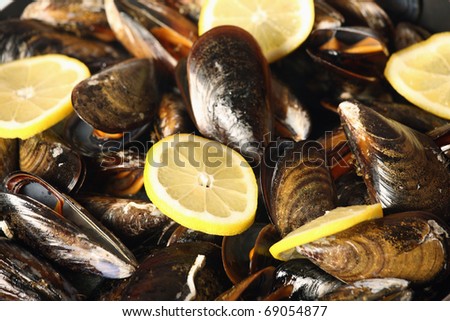 A picture of Spanish fried mussels and lemon