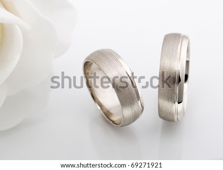 Wedding rings whit white rose.