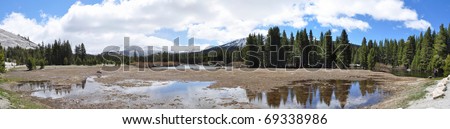 Wide angle picture of Tuolumne Meadows on sunny day