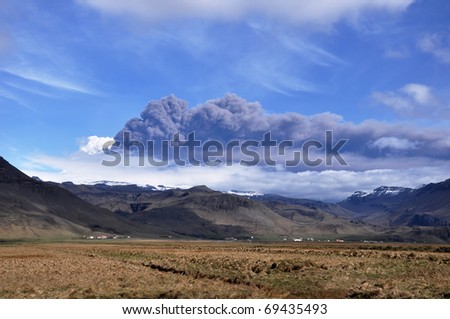 EYJAFJALLAJOKULL eruption, ash cloud, picture taken from the ring road, south Iceland