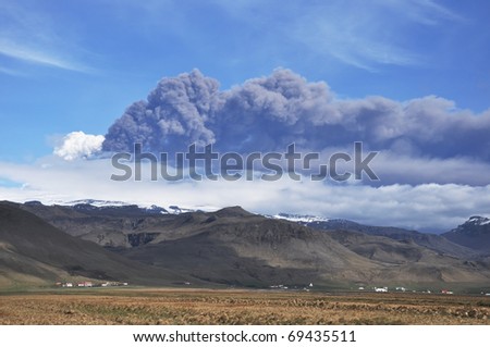 EYJAFJALLAJOKULL eruption, ash cloud, picture taken from the ring road, south Iceland