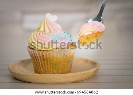 Cupcakes and spoon in clear lighting, AF point selection.