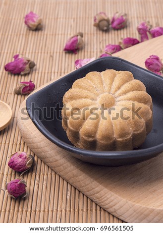 Chinese moon cakes are on the plate, traditional festivals