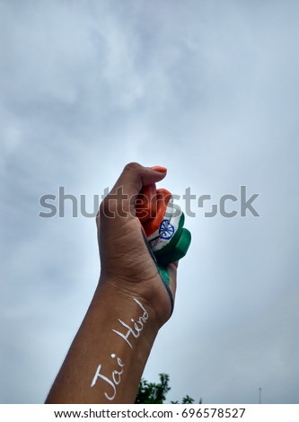 paint a indian flag on hand , Independence day picture 