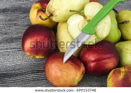 Cut and cook wonderful fruit in a basket with a fruit knife