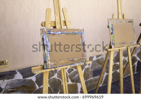 Stands with painting canvases, artistic entertainment