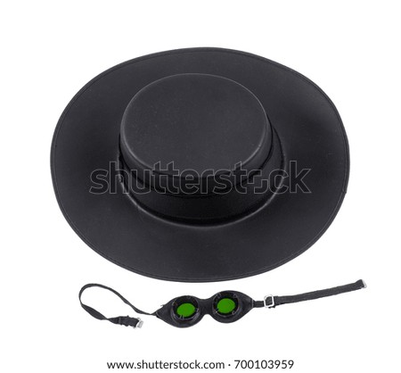 Black hat with wide brim and glasses