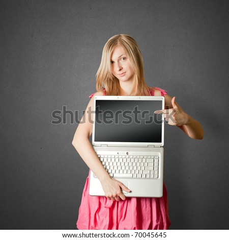 femaile woman in pink with open laptop showing something