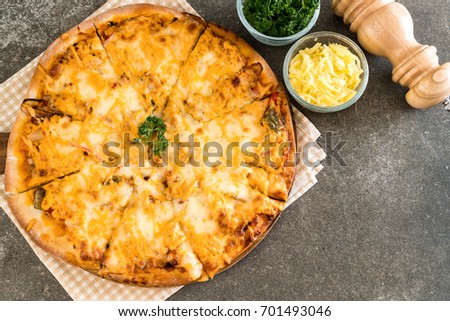 chicken grilled pizza with thousand island sauce on table