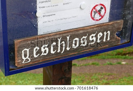 Announcement board with the German word "geschlossen" (closed) in Old German lettering and an icon for dogs prohibited