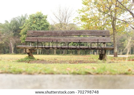 Banco de madeira no parque (wooden rustic bench in park in portuguese language) texture background