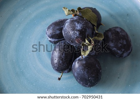 picture of fresh plums on plate indoor