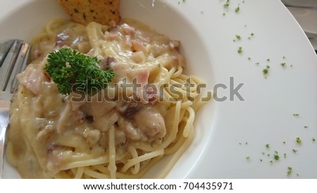 Spaghetti carbonara disk, Italian pasta food.