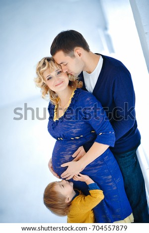 pregnancy family husband and wife daughter