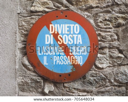 italian traffic sign divieto di sosta (meaning no parking) lasciare libero il passaggio (meaning keep clear)