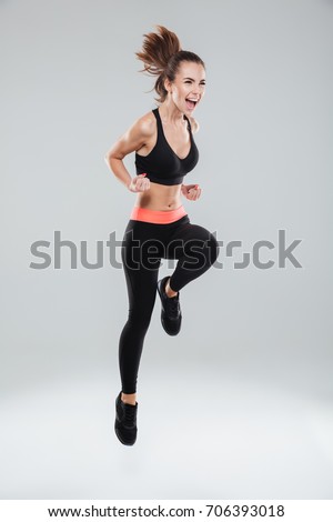 Full length picture of screaming fitness woman over gray background
