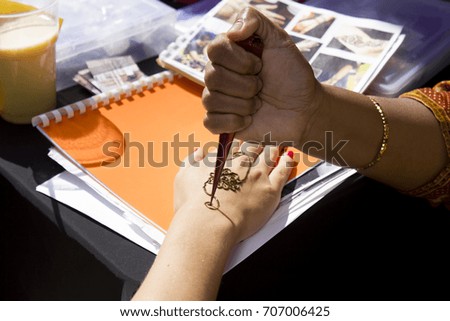 draw on the hand Indian mehendi picture