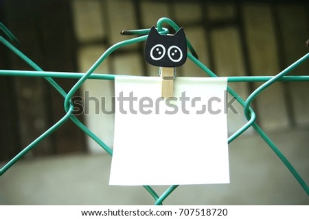 Plain note paper attached with cat head shaped paper clip