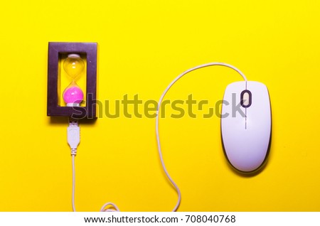 computer mouse, hourglass