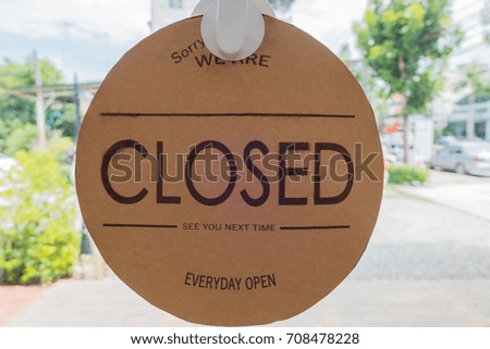 “CLOSED” Paper label vintage style On the glass .