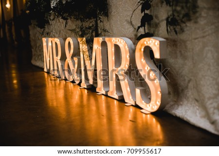 Mr and Mrs sign 