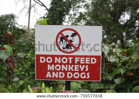 Do not feed monkeys and dogs sign
