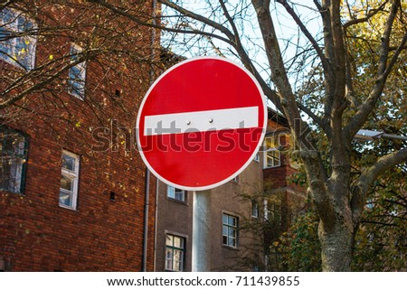 dont cross or stop traffic sign