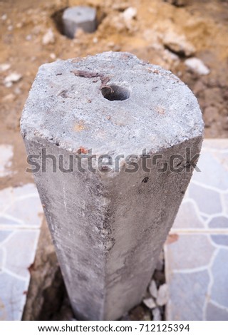 Excavate concrete pile stake in front of the house to support the strength of the mortar.
