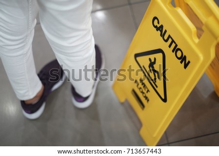 This is a warning sticky, so be careful to be careful. This picture shows a warning sign, but there are some people not careful.Can be applied to work on the consciousness of people.