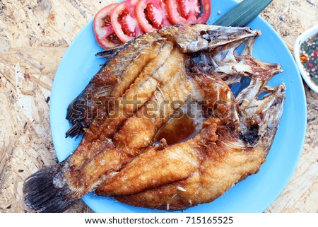  Deep fried fish with fish sauce.