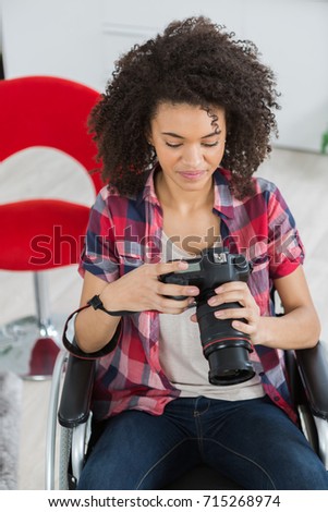 smiling woman using a mirrorless camera