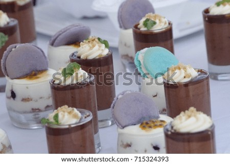 Mini dessert verins panna cotta, chocolate mousse, macarons.
