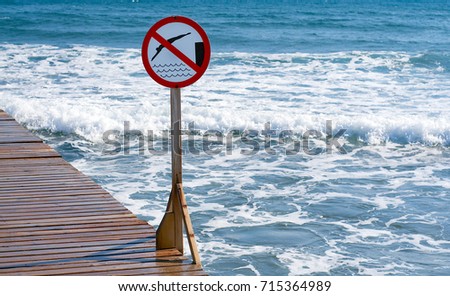 The sign "no diving" on the beach pier.