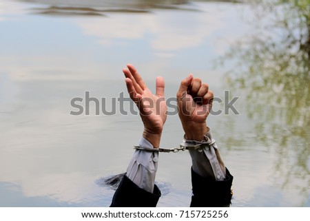 Businessman gets put his hands is drowning handful.
