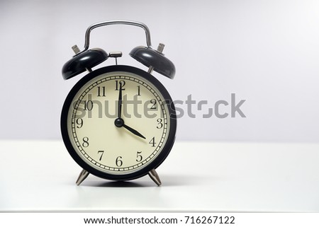4 o'clock and 0 minutes over white background. Time management concept
