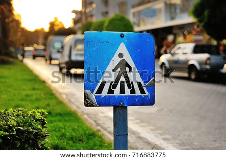 pedestrian blue sign next to the road