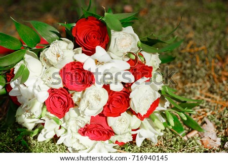 Wedding bouquet with rings on the moss