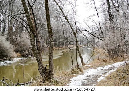 Bois Des Esprits - path along the frosty Seine River