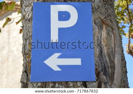 Parking guidepost on a tree