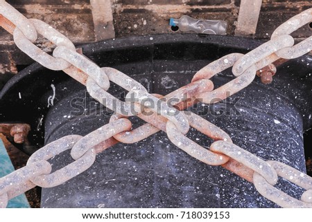 Photo picture of a naval old rusty chain link